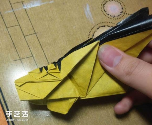 Nakamura Kaedoras origami tutorial with detailed origami illustrations of a three-dimensional tiger