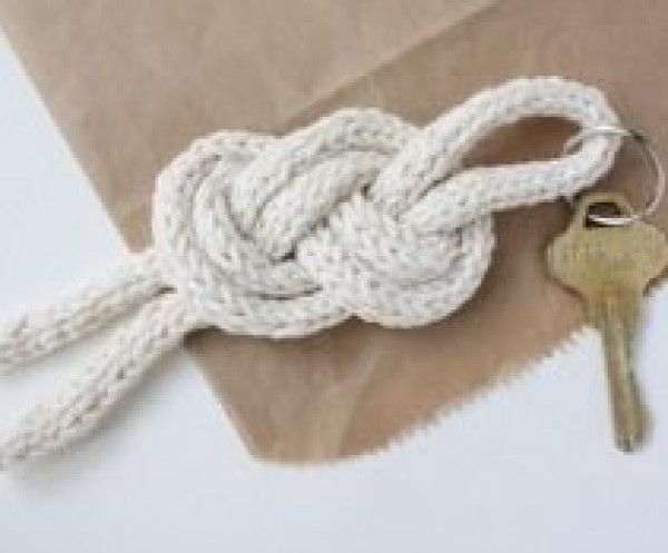 Super simple key chain key chain hand knitting DIY graphic tutorial