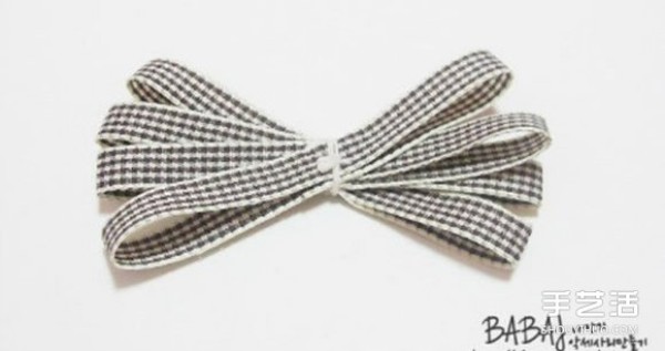 Tutorial on how to make ribbon bow hair accessories and hair clips. The steps are super simple! 