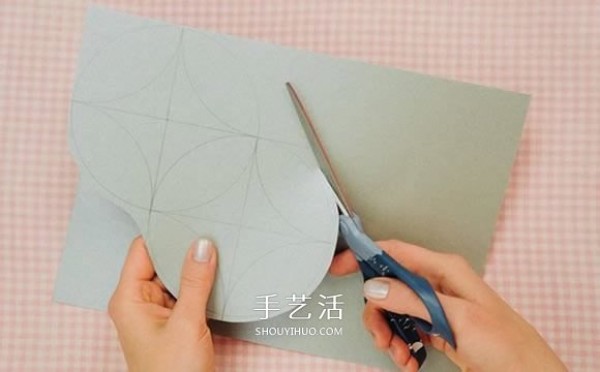 Detailed illustration of how to draw an unfolded picture of a wedding candy box and an origami gift box