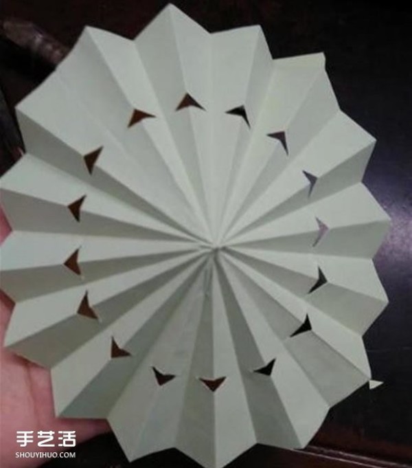 The folding method of a small three-dimensional umbrella illustrates how to make a paper umbrella for children