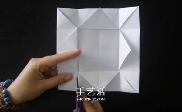 Illustration of the folding method of a simple garbage box, handmade origami square garbage box