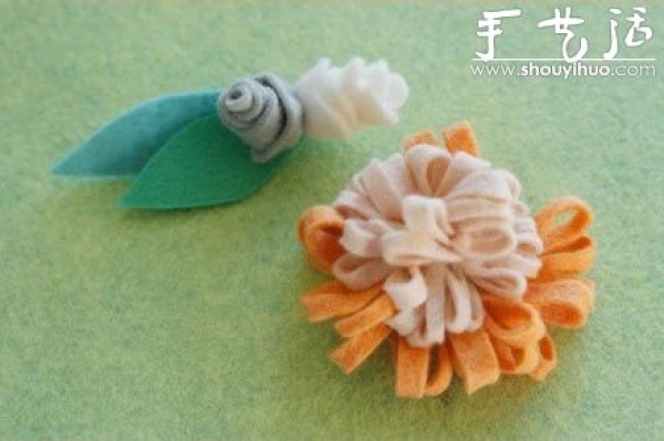 Handmade fabrics to make flowers with green leaves