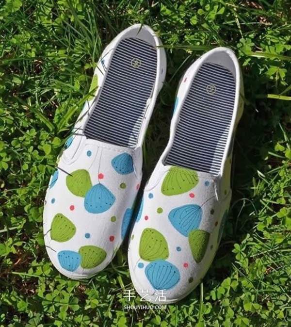 How to transform white canvas shoes by hand painting to transform white canvas shoes