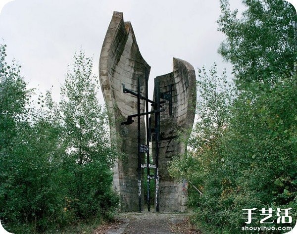 Former Yugoslavia: Postmodern Monumental Sculptures