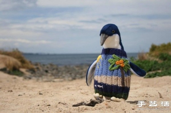 Put a knitted sweater on the penguin