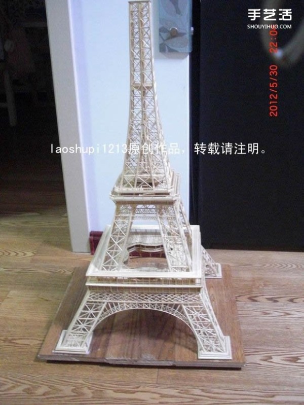 A detailed illustrated tutorial on making a model of the Eiffel Tower using chopsticks and bamboo skewers