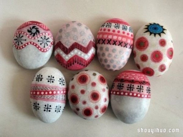 A set of beautiful handmade stone painted DIY will make you obsessed with stones from now on! 