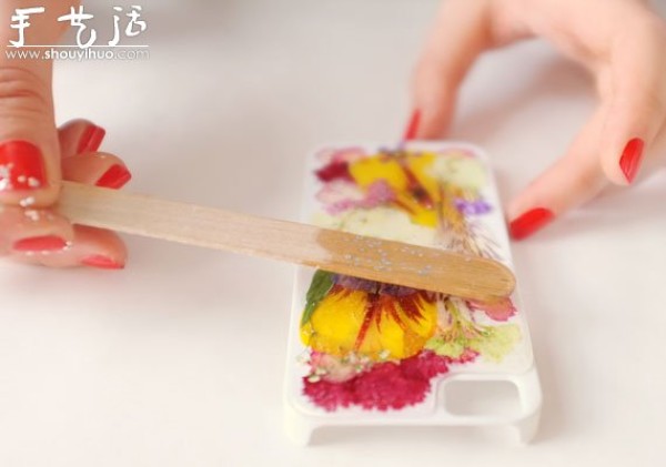 Tutorial on flattening flowers to decorate mobile phone cases