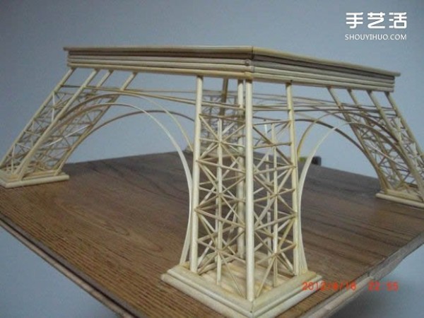 A detailed illustrated tutorial on making a model of the Eiffel Tower using chopsticks and bamboo skewers