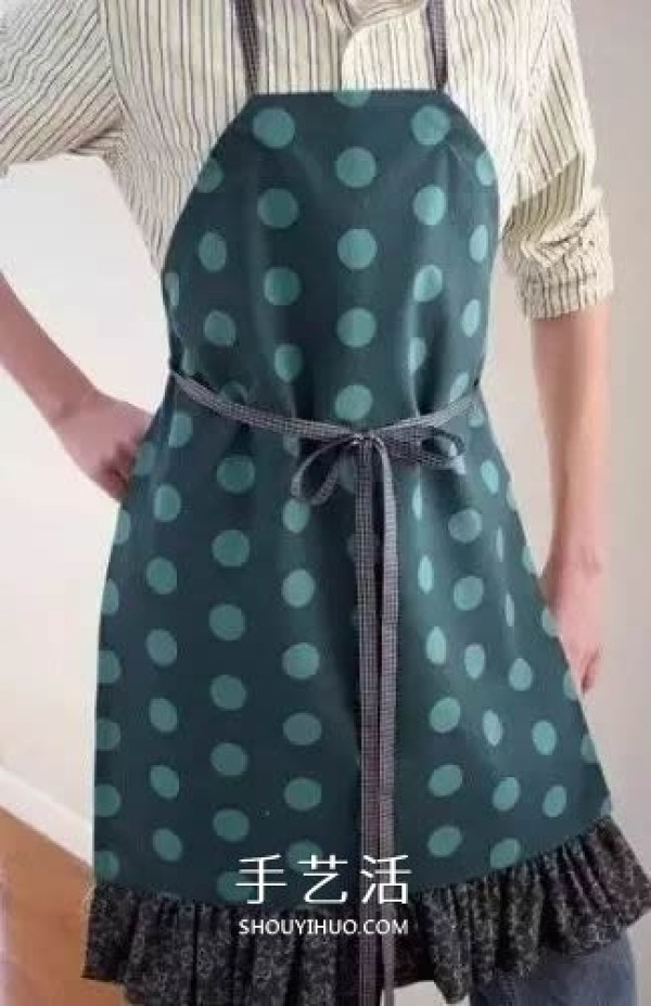 Illustration of the steps to make old clothes into aprons. Don