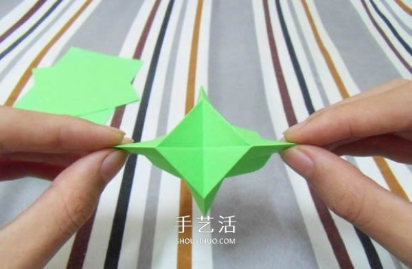 Tutorial on handmade origami flower holders can perfectly match Kawasaki roses