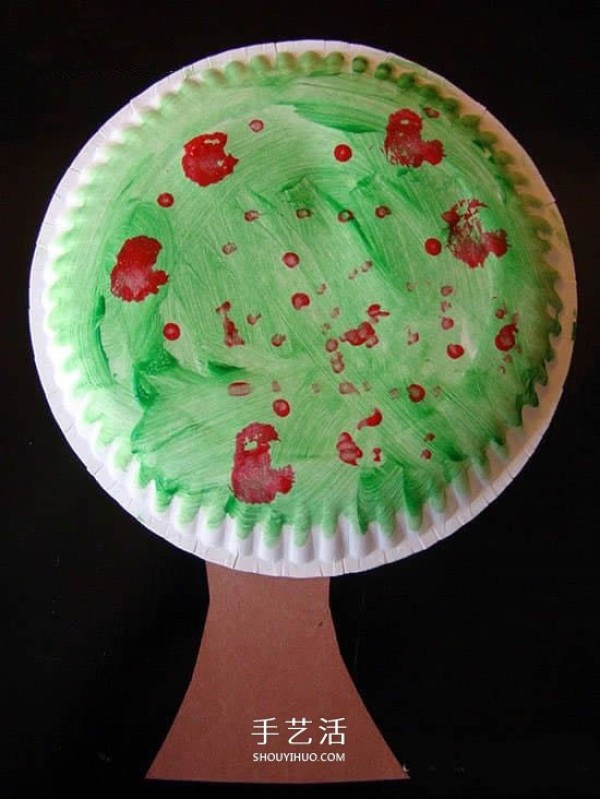 Made a three-dimensional tree in a paper plate in the Arbor Day handmade crafts