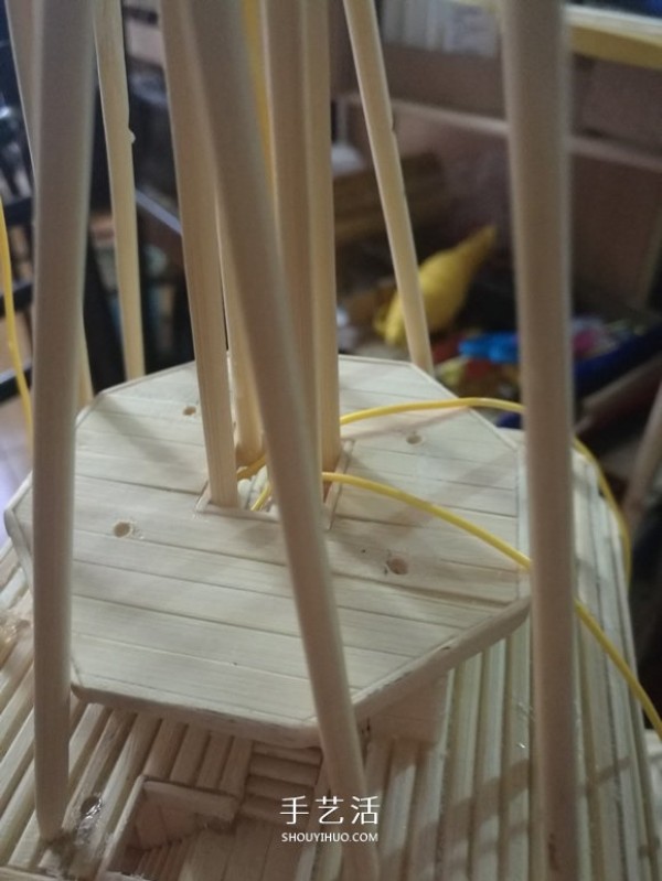 Detailed illustrated tutorial on hand-made Eiffel Tower model with bamboo sticks