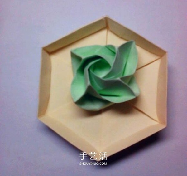 Illustration of folding method of beautiful four-cornered rose transformed from Fukuyama rose