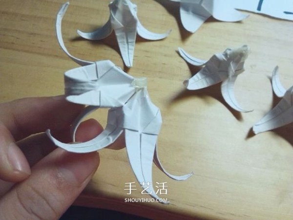 Illustration of folding method of Mandala flower, how to fold white Bana flower by hand