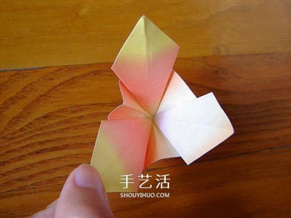 A piece of paper to fold a lily, a simple and beautiful lily origami