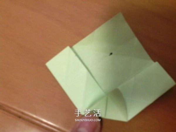 How to fold a lucky four-leaf clover and how to make an origami four-leaf clover step by step" border= "0" width="580" height="435" src="https://img.111diy.com/timthumb.php?src=/d/file/20220112/qy0yxz4gdho.jpg" /></p>
<p>Fold to the right. </p>
<p align="center"><img alt="Illustration of how to fold a lucky four-leaf clover Step by step diagram of how to make origami four-leaf clover"  alt=