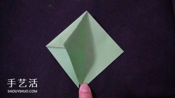 How to make origami snails for children. Illustrations of how to fold a simple snail