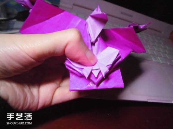 Illustration of origami of Dielianhua love, step-by-step diagram of folding creative love