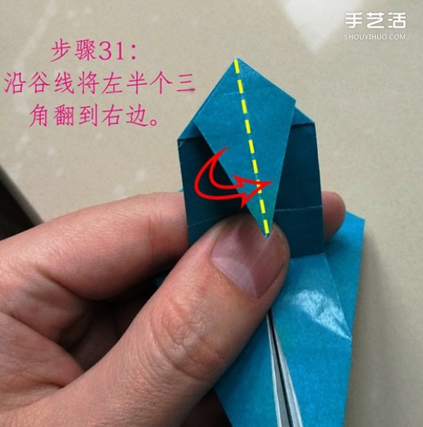 The folding method of the frog on the leaf illustrates the process of the frog on the origami leaf