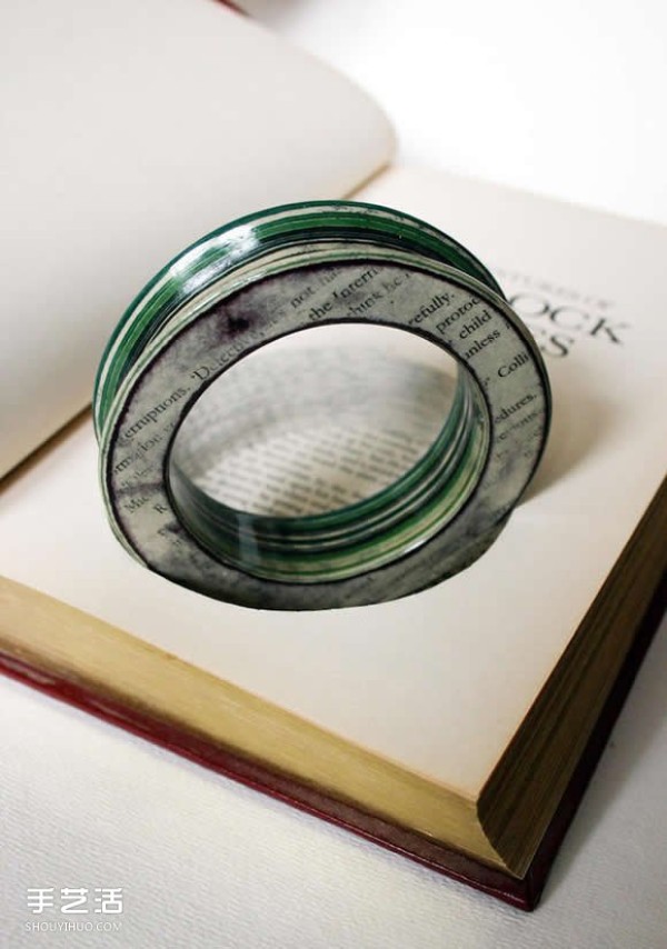 Jewelry made from old books and newspapers has the flavor of time~