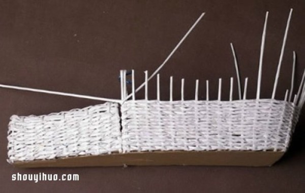 Use old newspapers and corrugated paper to weave to make a beautiful wedding car model