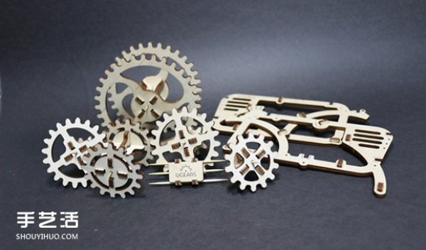 UGEARS self-propelled tractor model production uses rubber bands to generate power