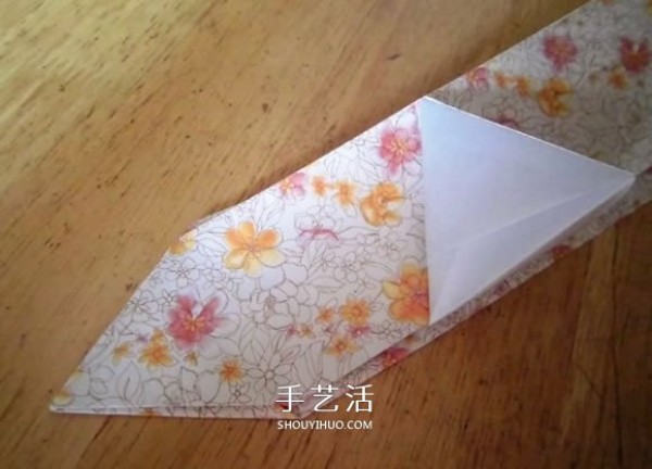 Detailed step-by-step diagram of the folding method of hand-made origami rice dumplings for the Dragon Boat Festival