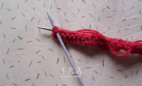 Step-by-step diagram of knitting slippers with stick stitches and illustrations of the knitting method of woolen slippers