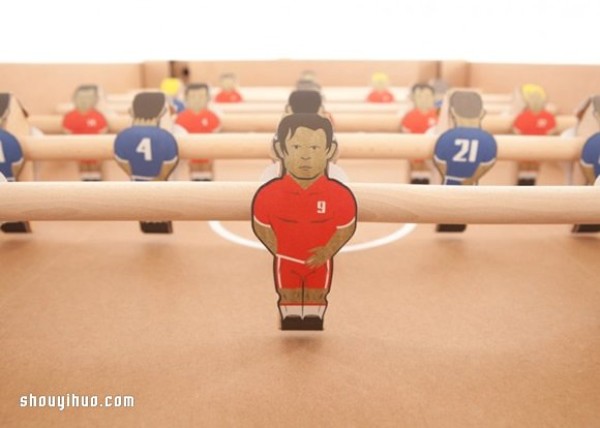 Using cardboard to make your own table football machine, the prerequisite is that you are ingenious enough! 