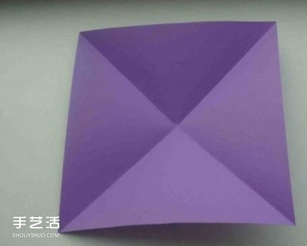 Illustration of the folding method of a small geometric gift box and the steps of hand-made origami candy box