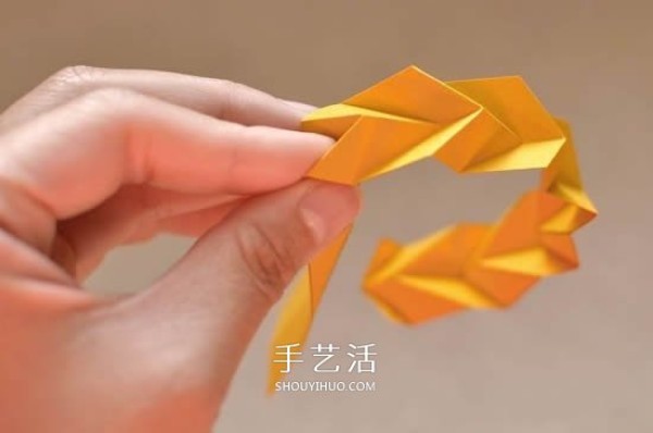 An illustrated tutorial on folding a bracelet using cardboard will teach you how to fold a three-dimensional geometric bracelet