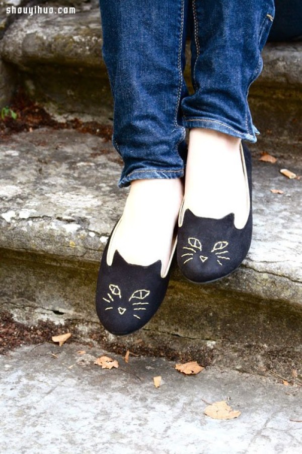 Flat cloth shoes are handmade into DIY funny cat facial makeup shoes