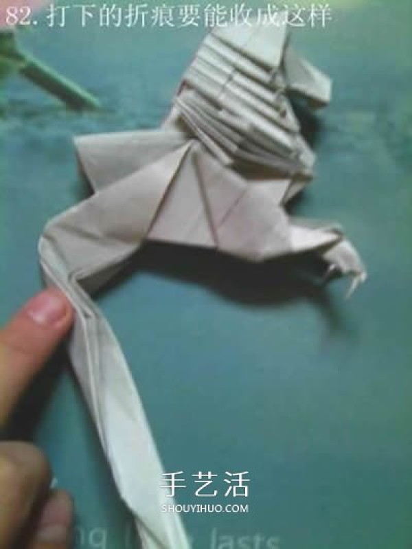 Super multi-step origami tutorial! Illustration of the origami method of a beautiful seahorse