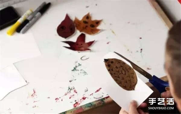 Pictures of how to make leaf-paint dolls by hand and make simple leaf dolls