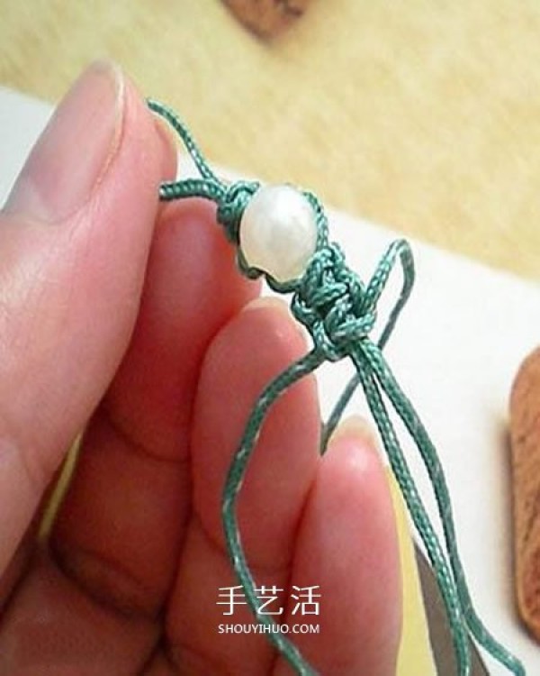 How to braid small Christmas tree pendants and how to weave hand-woven Christmas tree ornaments Illustration