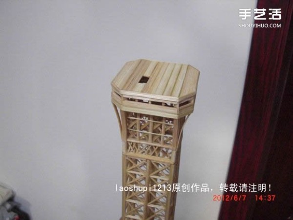 A detailed illustrated tutorial on making a model of the Eiffel Tower using chopsticks and bamboo skewers