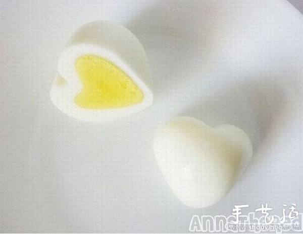 DIY handmade method of heart-shaped eggs