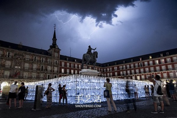 15,000 plastic bottles form a maze to show the shocking amount of waste discarded every day