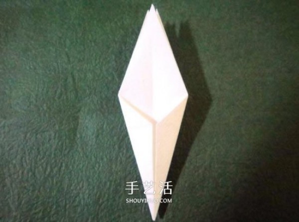 The origami process of the iron cannon lily illustrates the steps of folding the iron cannon lily by hand