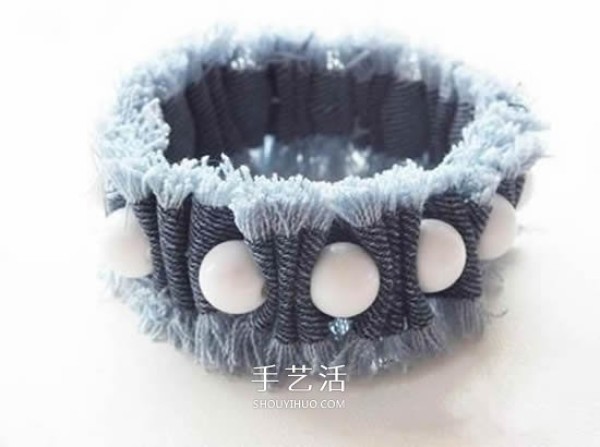 Tutorial on making your own denim bracelet, how to make a denim beaded bracelet