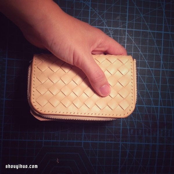 A super detailed step-by-step illustrated tutorial on how to make a BV woven bag