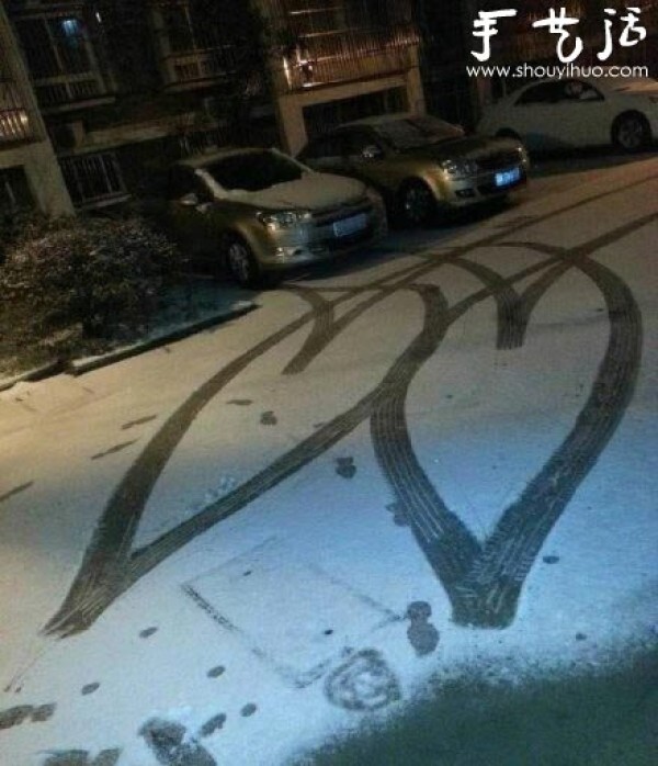 Awesome driving skills DIY heart-shaped patterns on icy roads