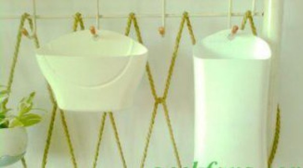 DIY automatic water-absorbing hanging basin for shampoo bottles