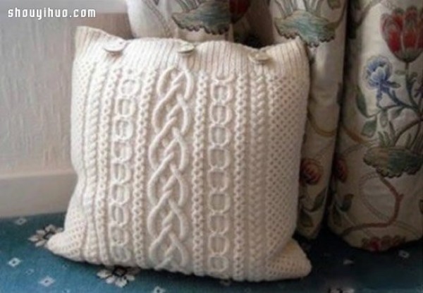 Renovate an old sweater and use DIY to make a beautiful handcuff and pillow