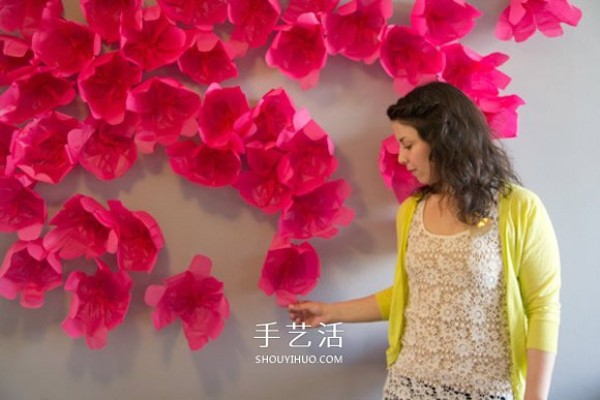 Hide the spring at home and use tissue paper to make hand-made flowers to decorate the walls