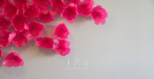 Hide the spring at home and use tissue paper to make hand-made flowers to decorate the walls