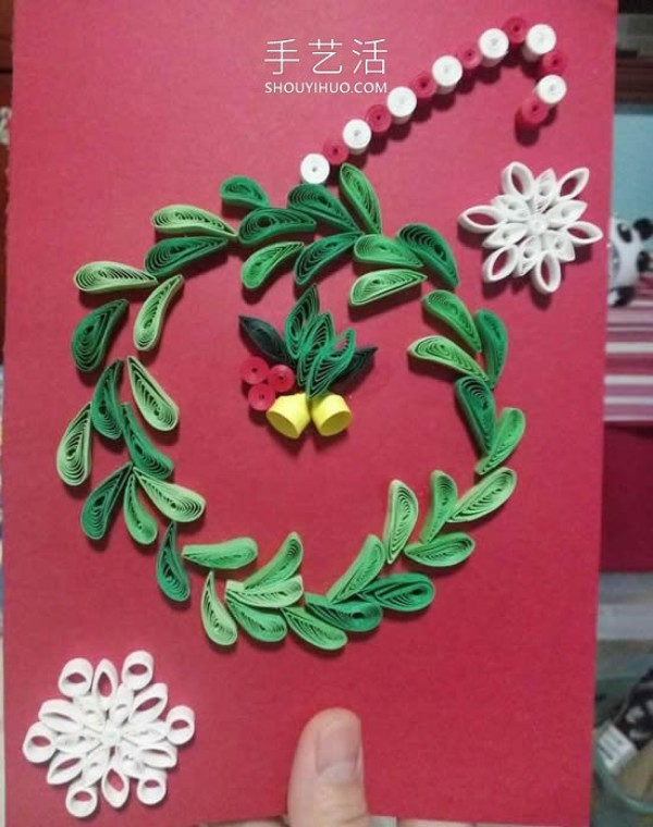 Tutorial on how to make handmade Christmas garland greeting cards from quilled paper