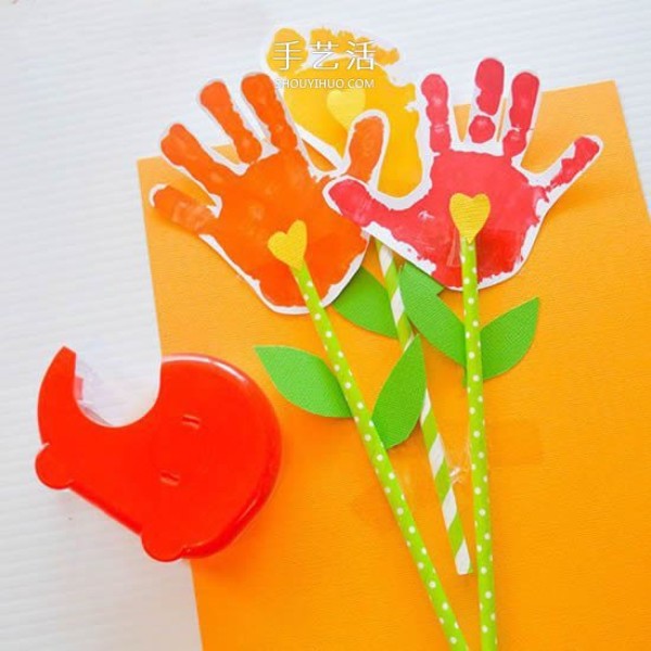 Creative and interesting DIY Mothers Day greeting card made with prints of palms and soles